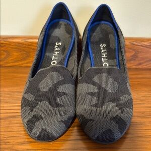Rothy's Women's dark grey and black Camouflage Flats
